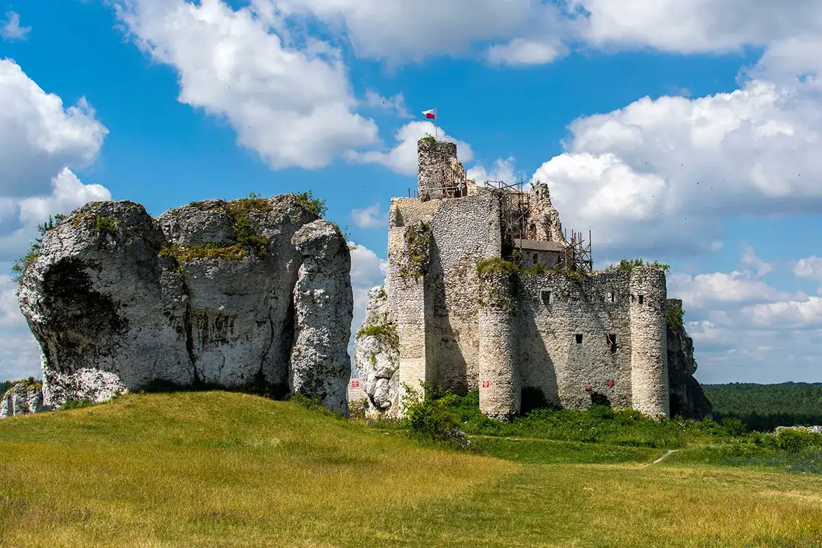 Ruiny zamku w Mirowie - historia, tajemnice i atrakcje turystyczne