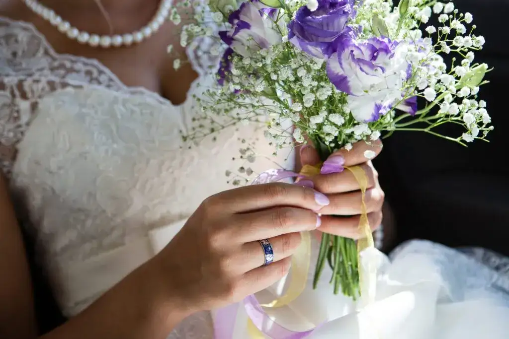 Jak dobrać idealny bukiet ślubny do koronkowej sukni – porady i inspiracje