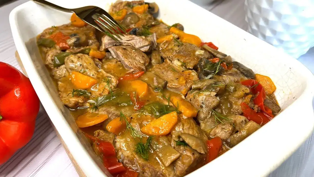 Uniknij typowych wpadek przy duszeniu karkówki z warzywami!