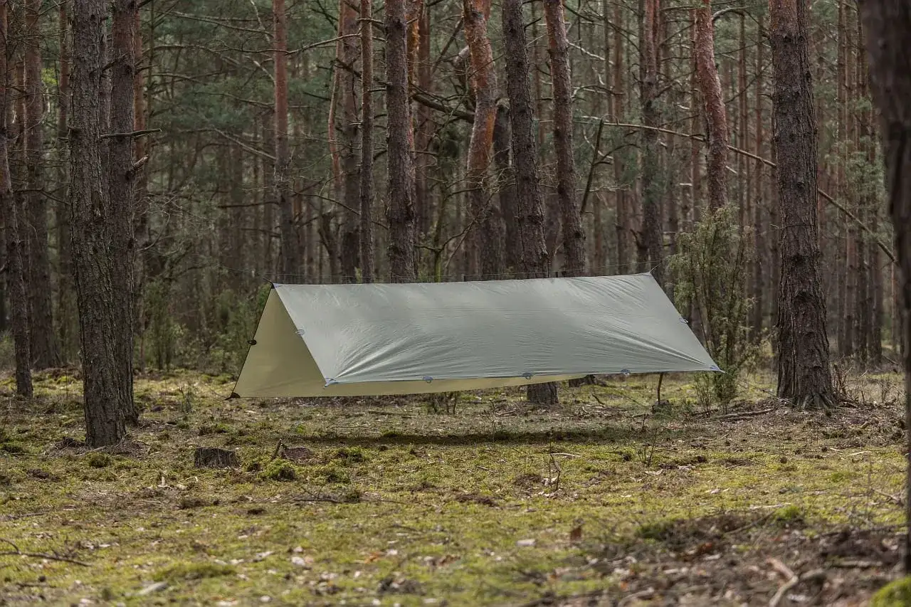 Jak zabezpieczyć namiot przed wiatrem i uniknąć jego zniszczenia