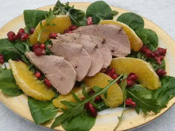 Idealne sałatki do gęsi pieczonej, które zachwycą Twoich gości