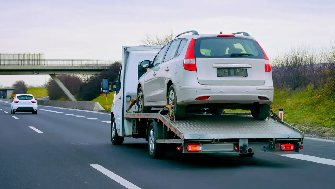 Holowanie na drodze ekspresowej: Czy to legalne? Zasady i kary