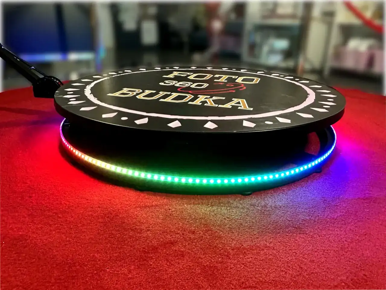 Co to jest fotobudka i jak może urozmaicić Twoją imprezę? Definicja i zastosowania