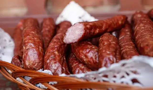 Kiełbasa swojska: Ceny, jakość, skład. Warto zapłacić więcej?