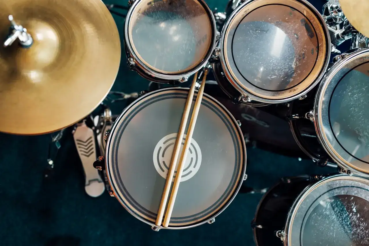 Pałeczki spoczywają na werblu, gotowe do rytmicznej gry na perkusji.