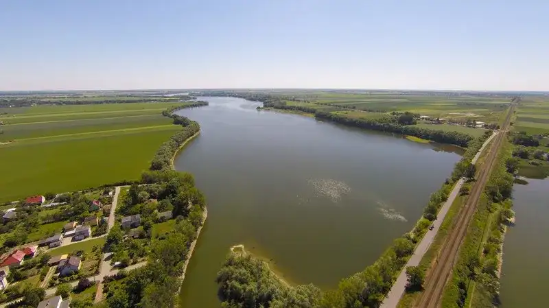 Jezioro Pakoskie: Ciekawe fakty i tajemnice wodnego raju