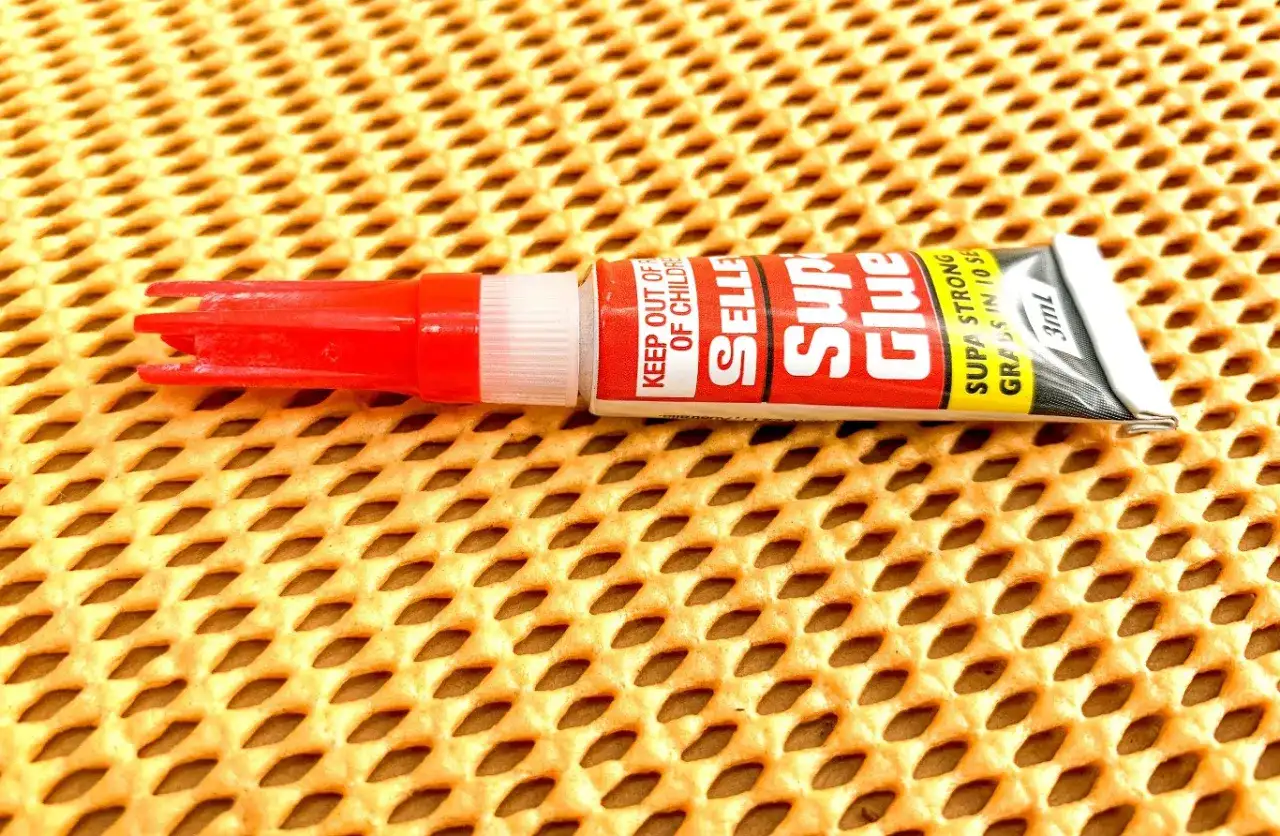 Super Glue na meblach? Szybki ratunek i bezpieczne metody