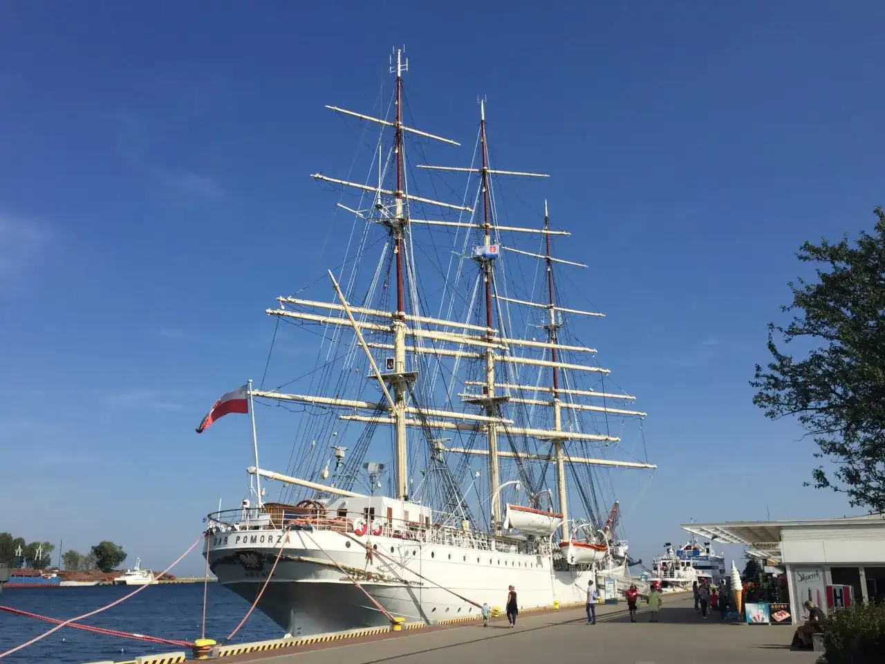 Dar Pomorza" w Gdyni to wspaniałe miejsce do zobaczenia. Ten biały żaglowiec z polską banderą przyciąga wzrok.