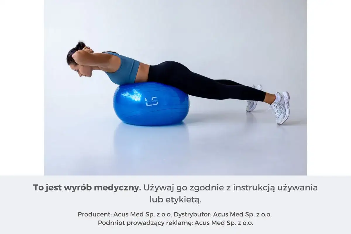 Kobieta ćwiczy na niebieskiej piłce rehabilitacyjnej, leżąc na brzuchu.