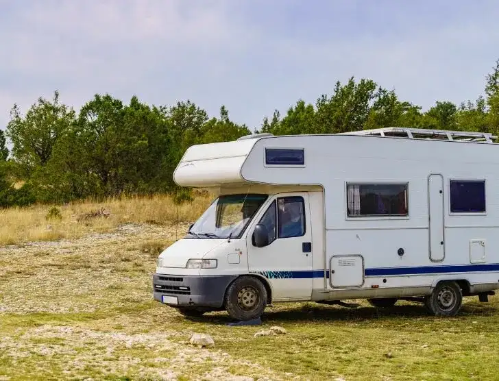 Jaka kategoria prawa jazdy na kampera? Sprawdź DMC i jedź legalnie!