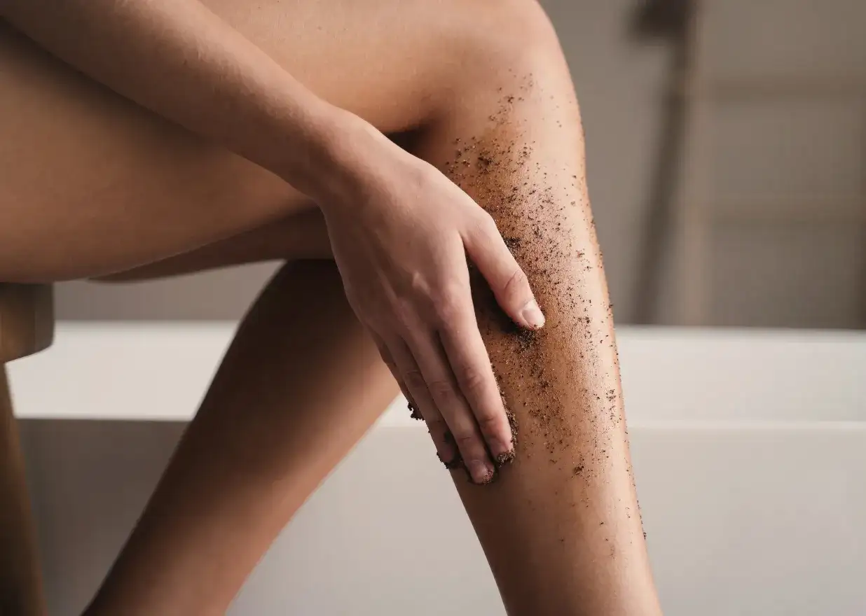 Jak zmyć samoopalacz? Ile dni trwa opalenizna? Skuteczne triki!