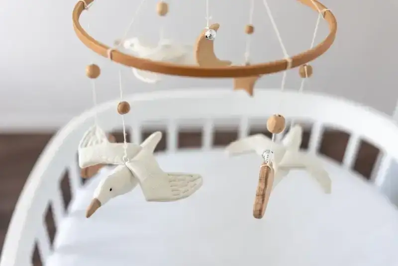 Najlepsza karuzela do łóżeczka sensoryczna wspierająca rozwój zmysłów