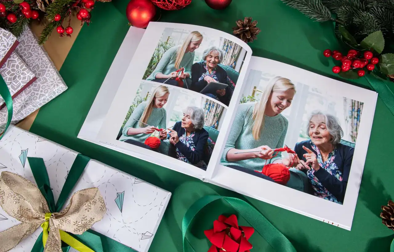 Najlepsze pomysły na prezenty pod choinkę dla babci, które ją zachwycą