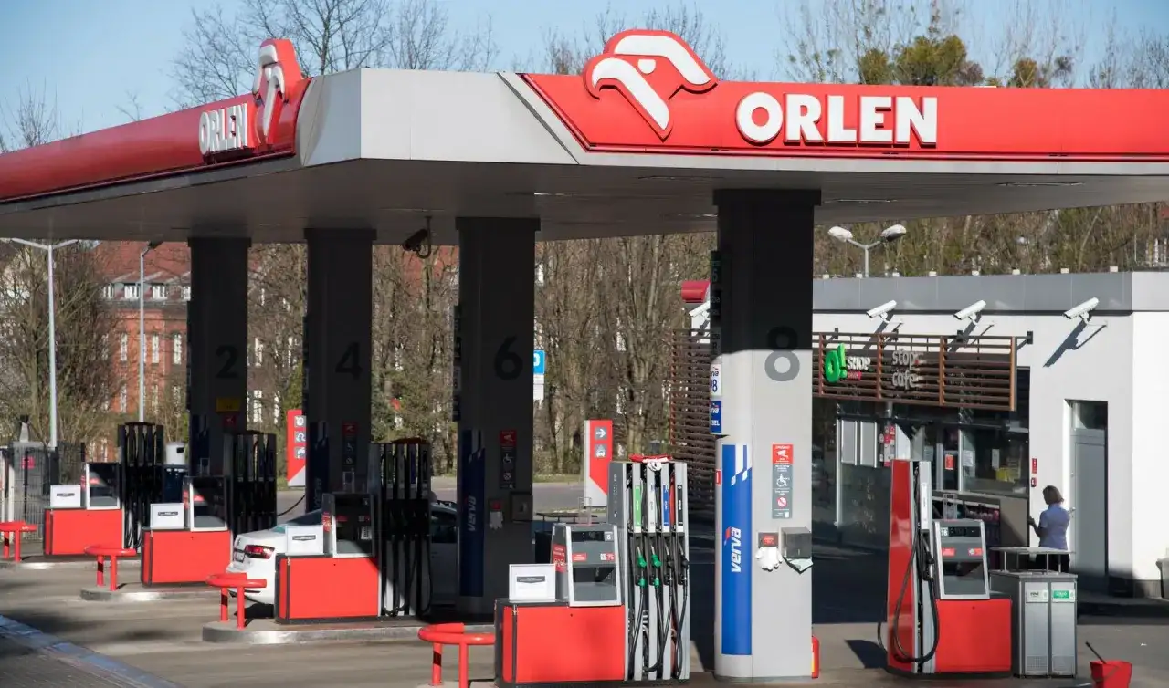 Ile zarabia pracownik Orlenu? Zaskakujące różnice w wynagrodzeniach