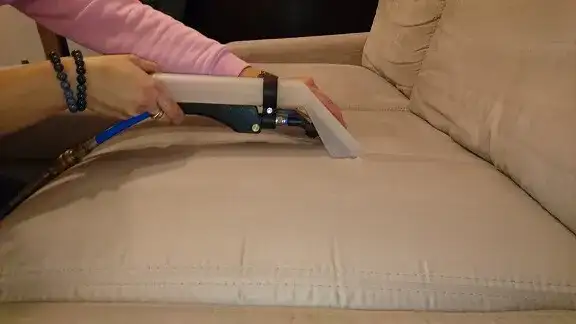 Skuteczne sposoby na usunięcie zapachu moczu kota z kanapy