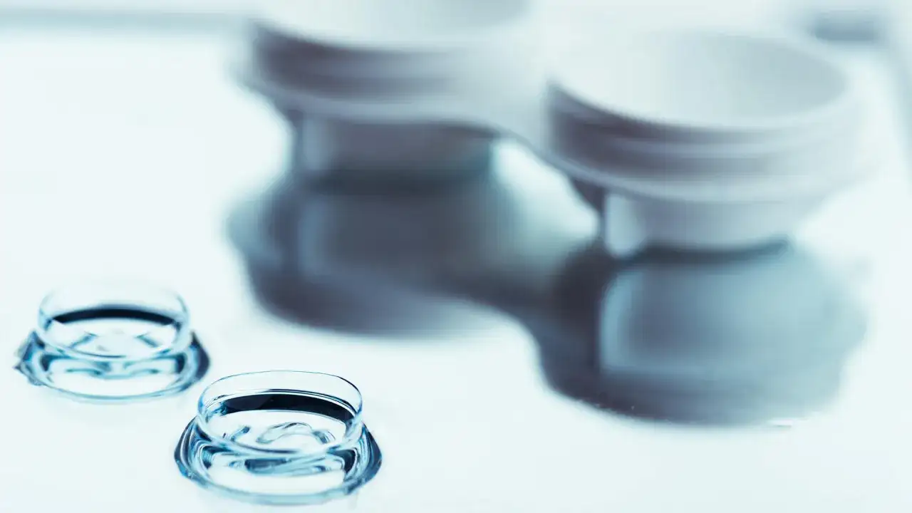 Jakie soczewki dla początkujących wybrać, aby uniknąć dyskomfortu?