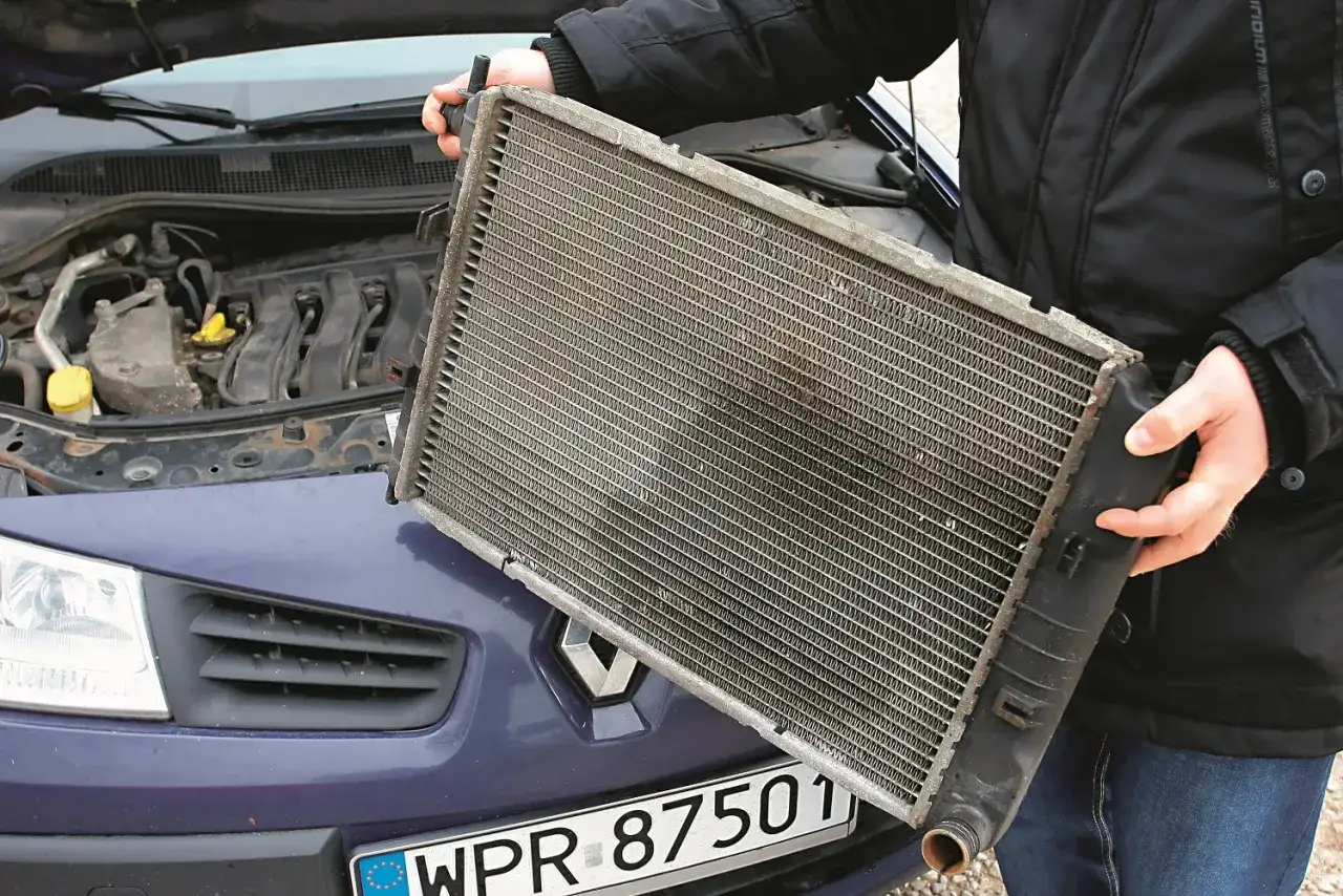 Niedrożna chłodnica objawy – jak rozpoznać problemy z silnikiem