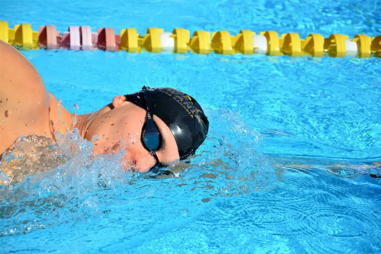 Jak oddychać podczas pływania kraulem, aby uniknąć zachłyśnięcia