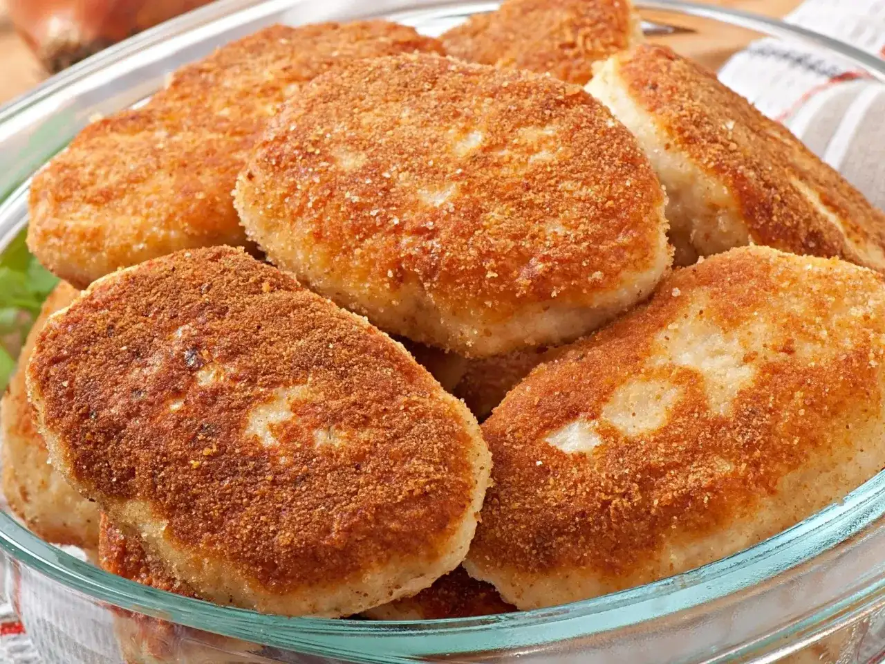 Kotlety jajeczne w panierce, pyszny sposób na to, co można zrobić z ugotowanych jajek.