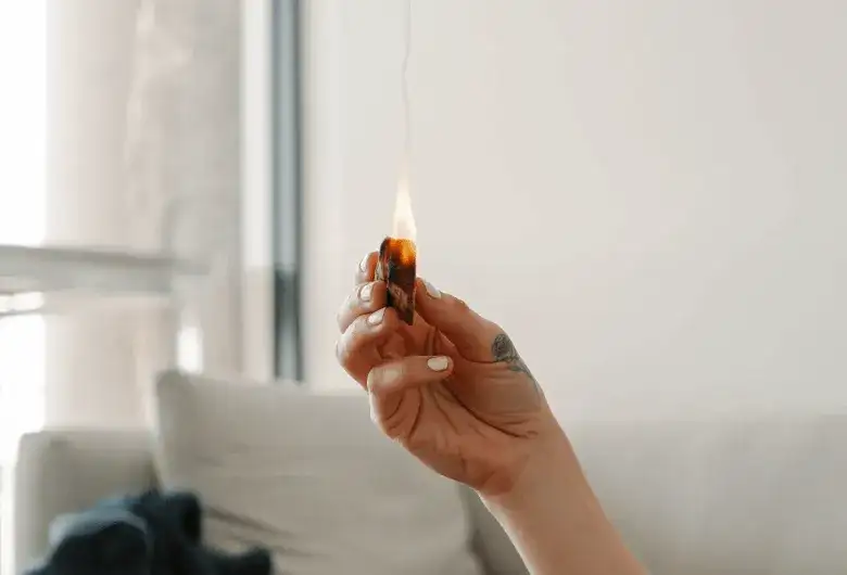 Czy kadzidełka to grzech? Odkryj religijne kontrowersje i zasady