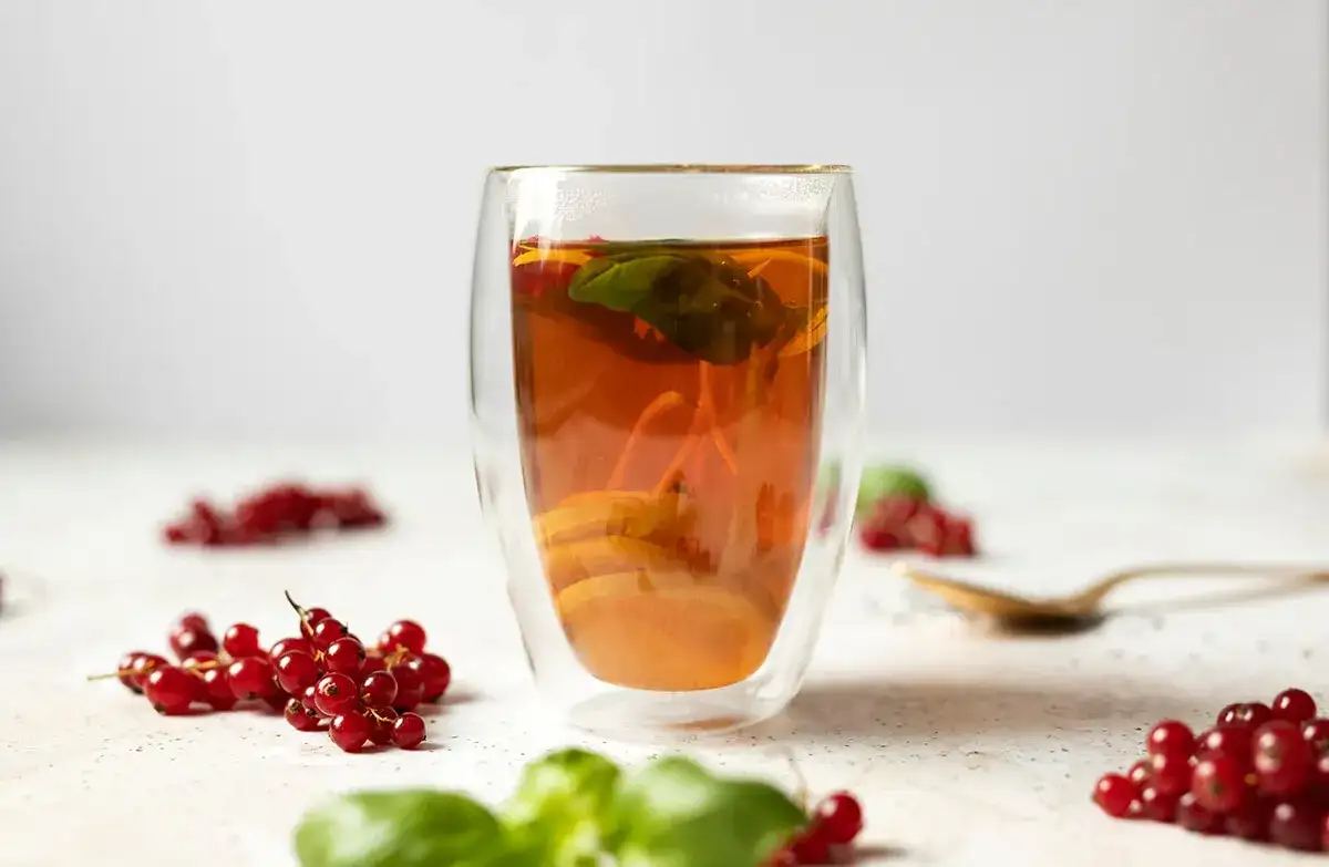 Domowa herbata z bazylii - prosty przepis na aromatyczny napój w 5 minut