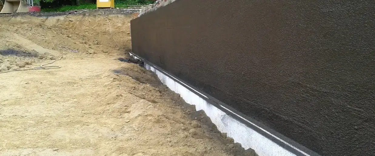 Skuteczne materiały na izolację pionową fundamentów, które chronią przed wilgocią