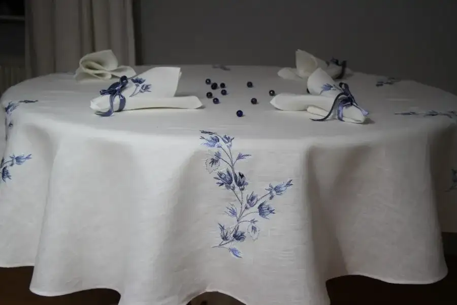 Jaki obrus na okrągły stół? Wybierz idealny rozmiar i styl