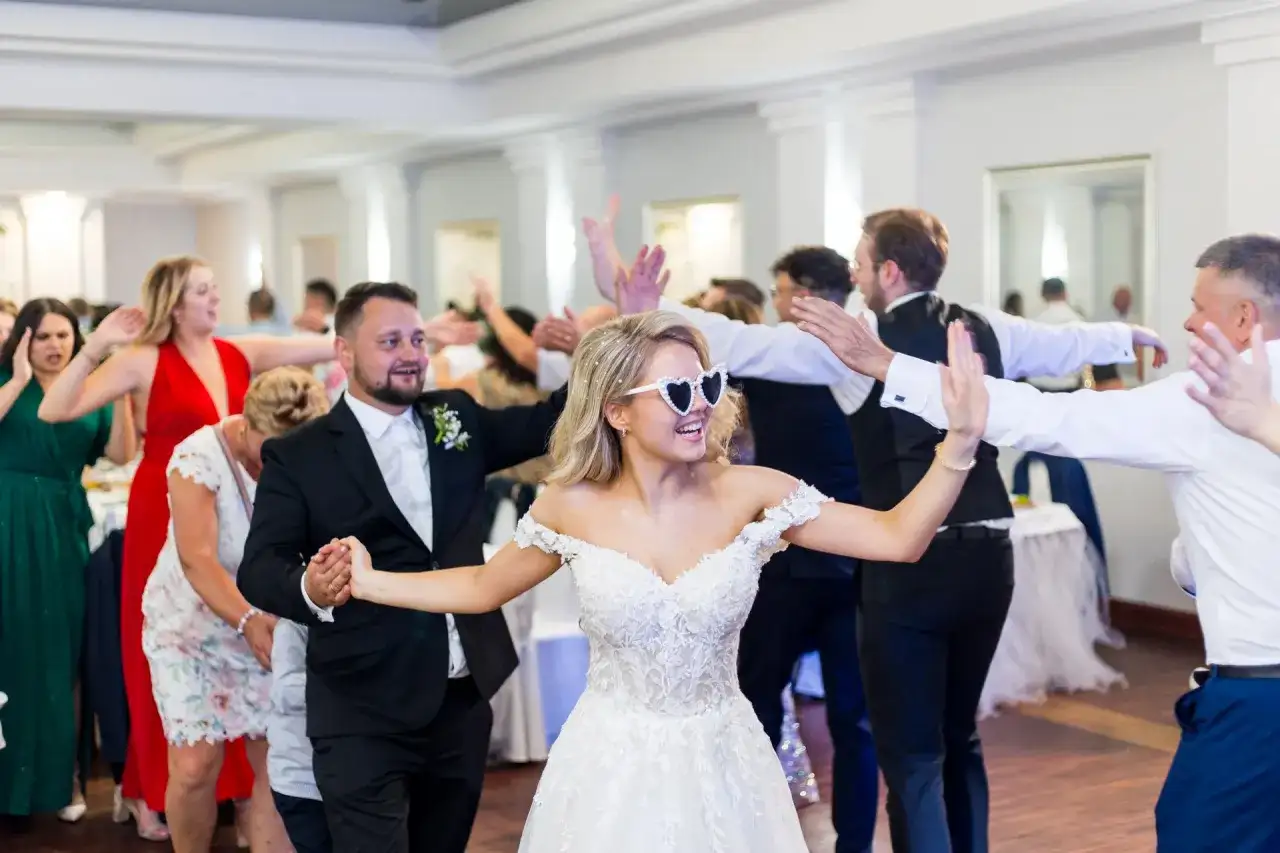 Ile kosztuje fotograf i kamerzysta na wesele? Ceny, które zaskoczą