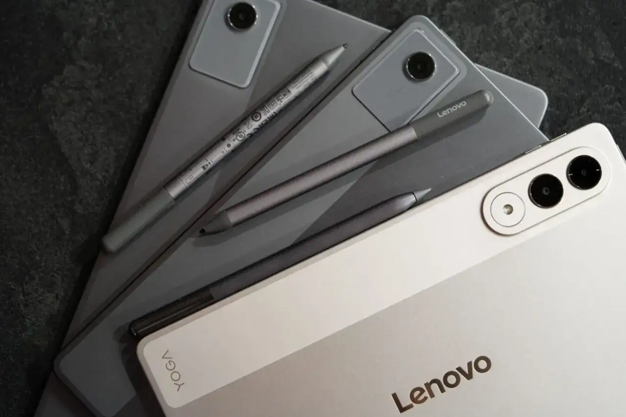 Kilka tabletów Lenovo z rysikami w różnych odcieniach szarości i beżu.