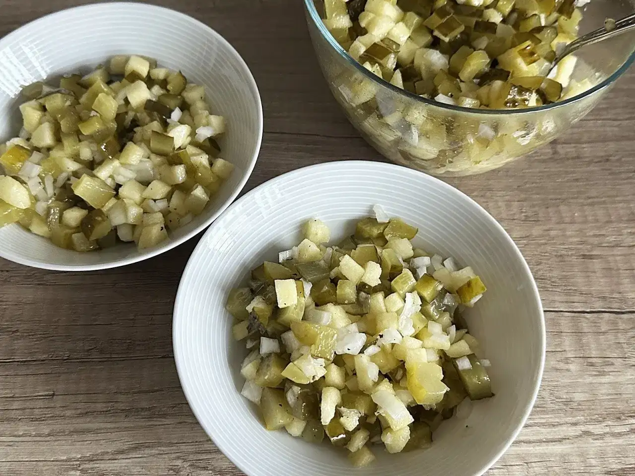 Jak zrobić surówkę z kiszonych ogórków - prosty przepis na smaczny dodatek