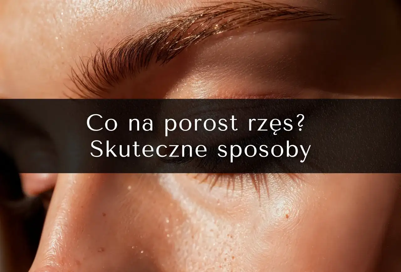 Zbliżenie na oko z widocznymi rzęsami i fragmentem brwi. Nałożony tekst: "Co na porost rzęs? Skuteczne sposoby".