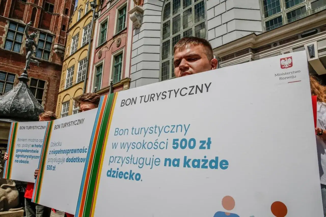 Bon turystyczny bez noclegu można wykorzystać na pobyt w gospodarstwie agroturystycznym lub obozie. Dzieciom z niepełnosprawnością przysługuje dodatkowe 500 zł.