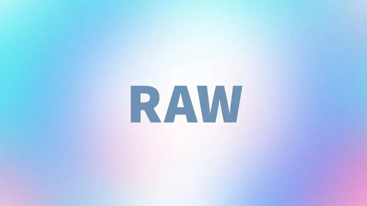 Napis "RAW" na tle pastelowego gradientu. To pytanie, "raw co to znaczy", sugeruje poszukiwanie definicji surowego formatu danych.