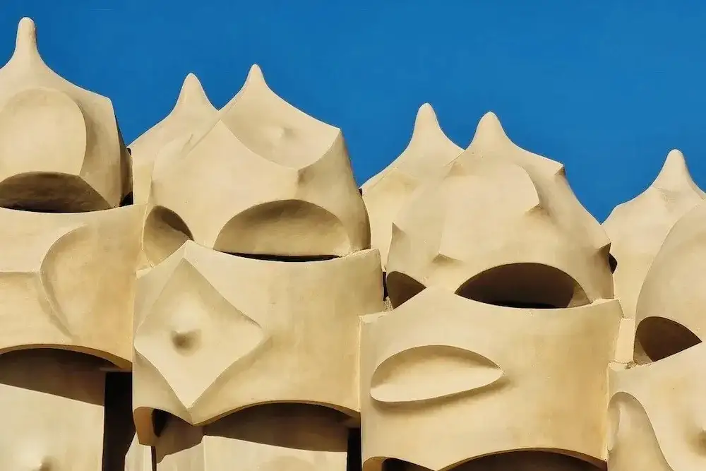 Gdzie spać w Barcelonie? Wybierz idealną dzielnicę na Twój wyjazd!