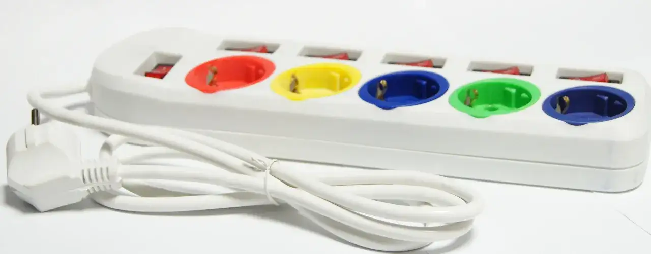 Ile prądu pobiera listwa? Rozprawiamy się z mitami o kosztach.