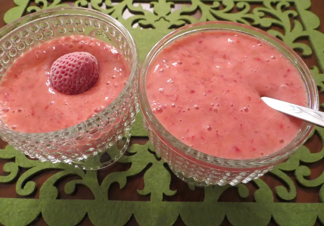 Szybki i prosty koktajl z mrożonych truskawek na upalne dni