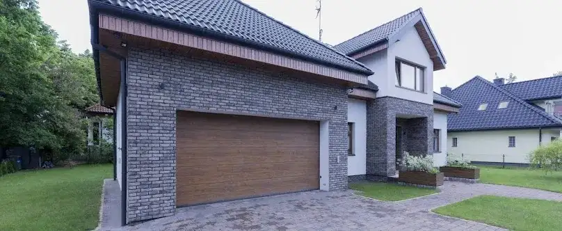 Kiedy garaż jest w bryle budynku? Poznaj jego zalety i wady