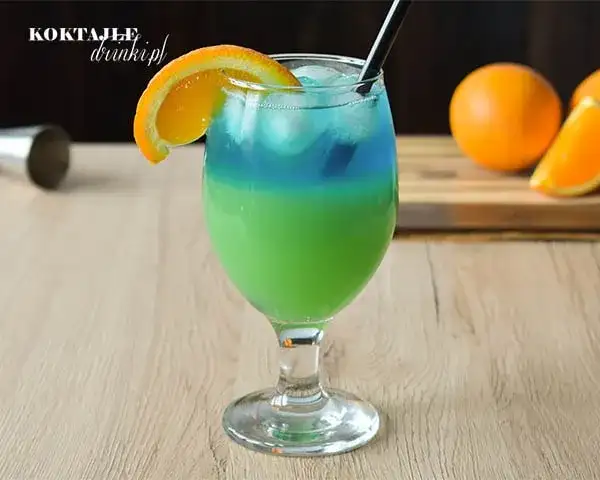 Blue Curacao: Przepisy na niebieskie drinki i mocktaile