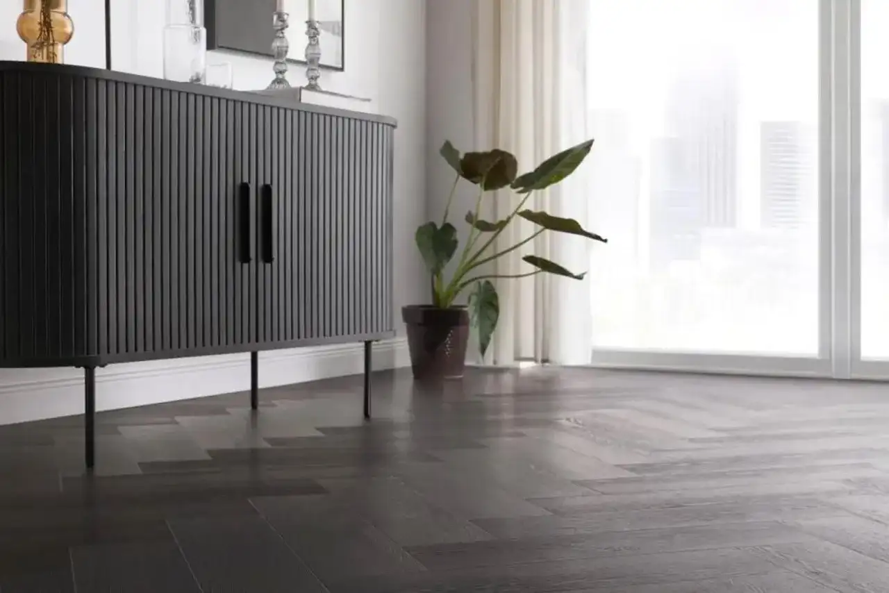 Malowanie paneli podłogowych: Jak odmienić podłogę tanio i trwale?