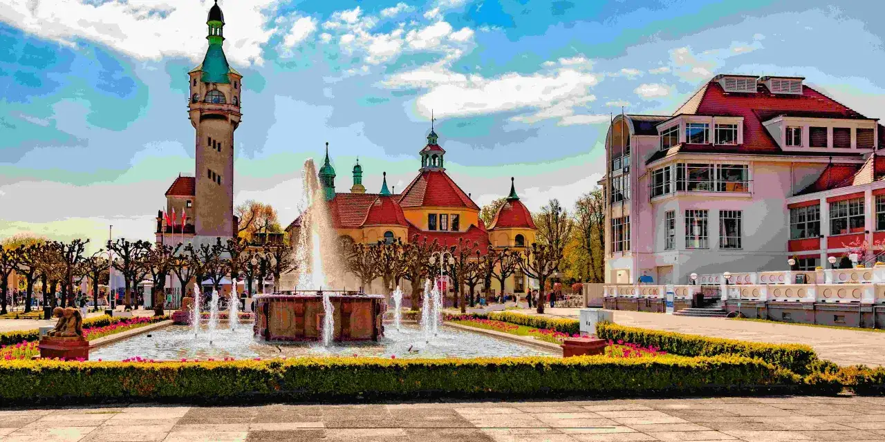 Fontanna i zabytkowe budynki w Sopocie, idealne miejsce na atrakcje dla dzieci.