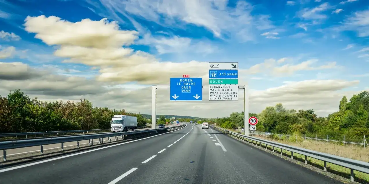 Francuskie autostrady, jak płacić? Znak A13 kieruje do Rouen, Le Havre, Caen i Paryża. Pamiętaj o opłatach.