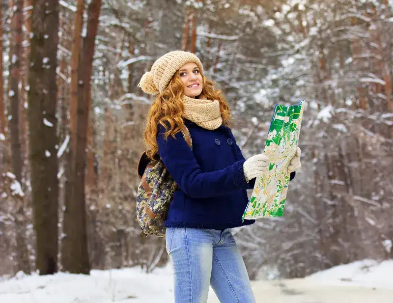 Jak nosić czapkę z pomponem: 5 stylowych trików na zimę