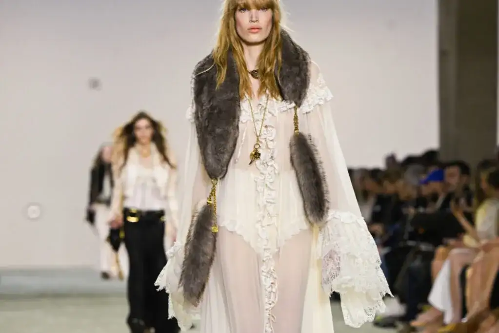 Najmodniejsze sukienki jesień/zima 2025/2026: Trendy, kolory, fasony