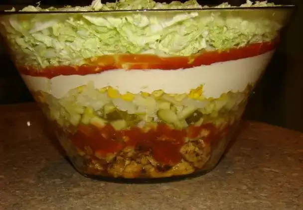 Co potrzeba do sałatki gyros? Odkryj składniki na pyszną sałatkę