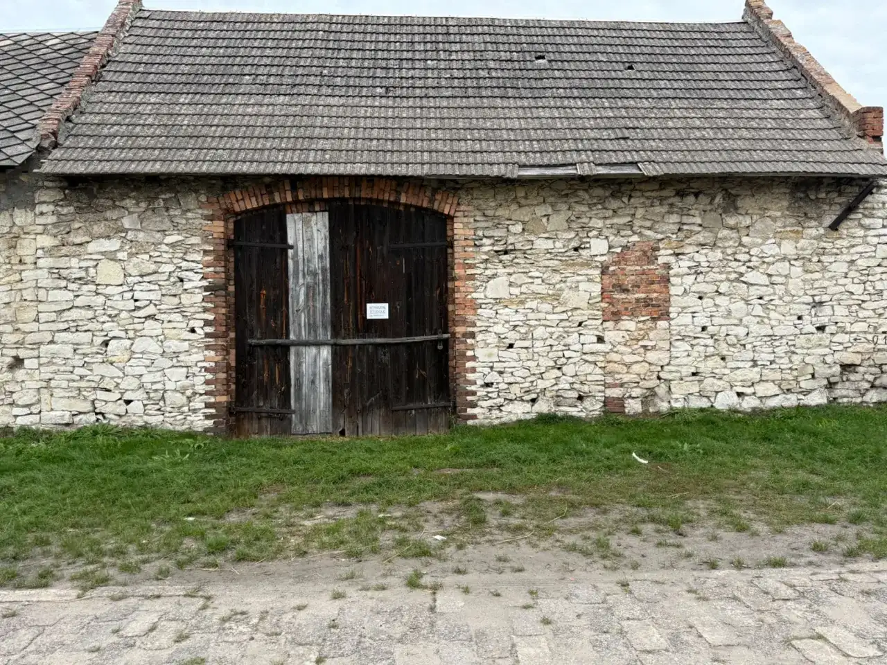 Ile kosztuje wynajem stodoły? Sprawdź ceny i ukryte koszty