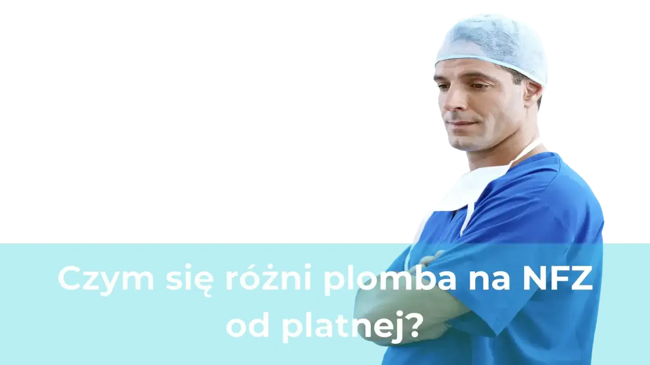 Lekarz w niebieskim fartuchu i czepku, z rękami skrzyżowanymi na piersi.