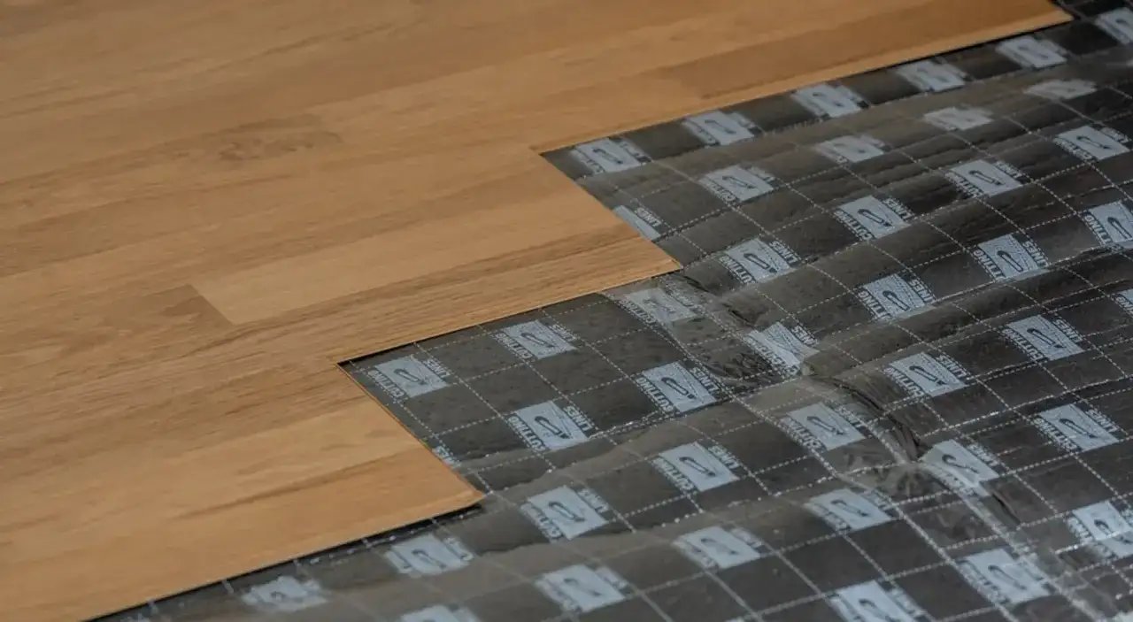 Układanie paneli podłogowych. Dowiedz się, jak naprawić dziurę w panelu, gdy podkład jest widoczny.