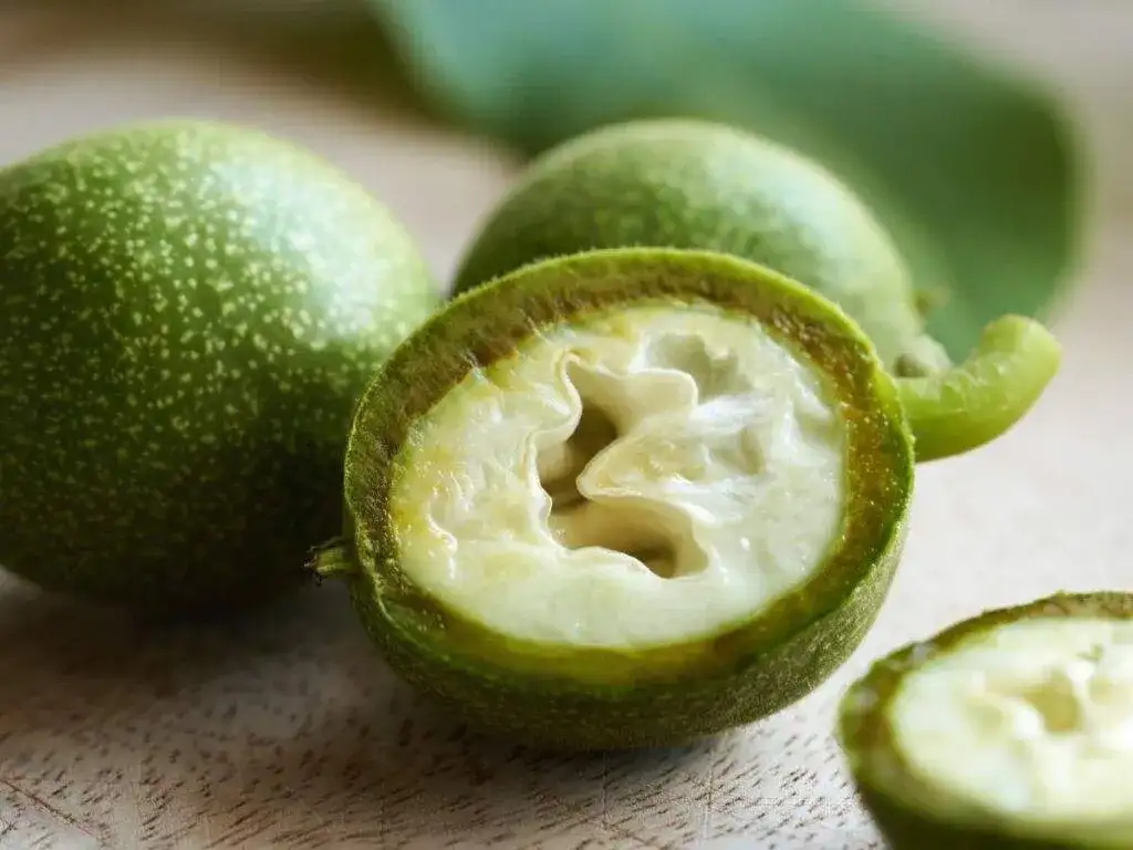 Kiedy zbierać zielone orzechy na nalewkę? Poznaj idealny termin