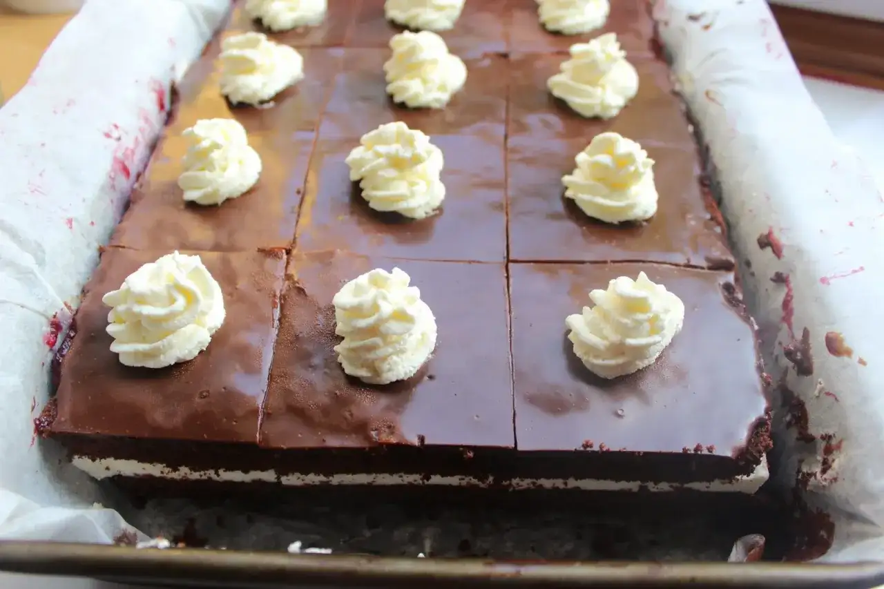 Puszysty biszkopt czekoladowy? Opanuj przepis krok po kroku!