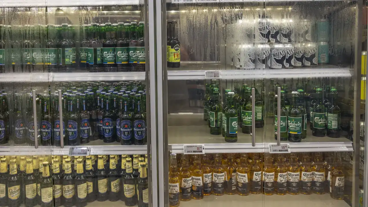 Chłodzone piwa w butelkach i puszkach, m.in. Carlsberg, Heineken, Corona. Zastanawiasz się, ile piwa można przewieźć z Polski do Niemiec?